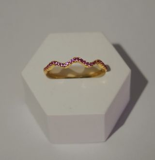 Anel Ondas Dourado com Pedras Rosa