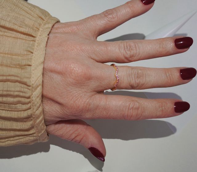 Anel Ondas Dourado com Pedras Rosa