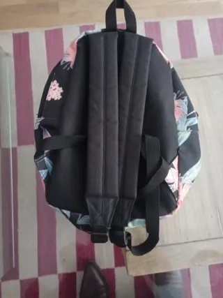 Mochila Roxy floral negra y rosa
