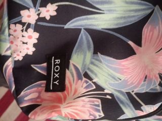 Mochila Roxy floral negra y rosa
