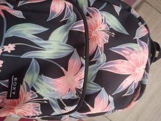 Mochila Roxy floral negra y rosa