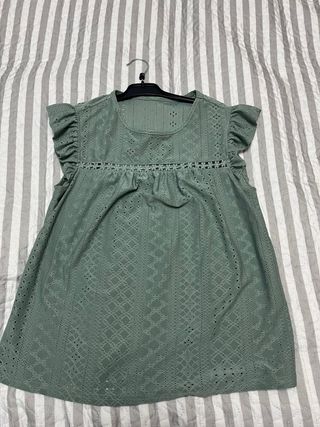 Blusa verde con encaje y volantes