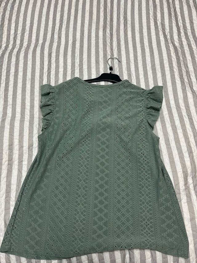 Blusa verde con encaje y volantes