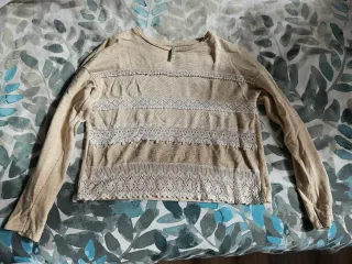 Camiseta beige con encaje