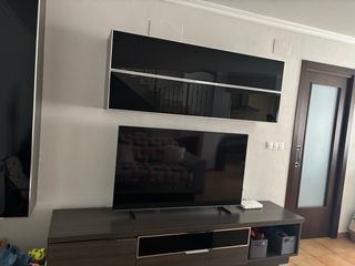 Conjunto de muebles y mesa de comedor.