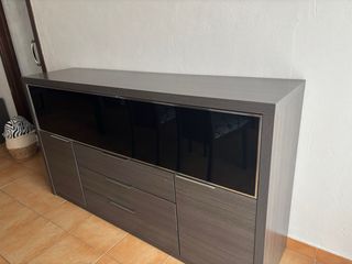 Conjunto de muebles y mesa de comedor.