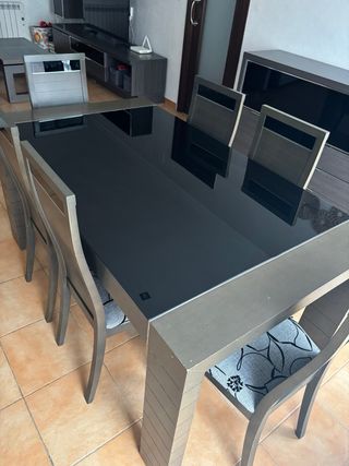 Conjunto de muebles y mesa de comedor.