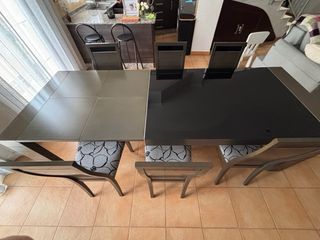 Conjunto de muebles y mesa de comedor.