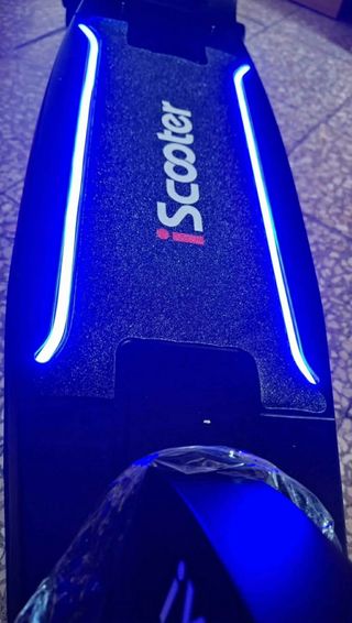 Patinete eléctrico con luces LED