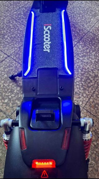 Patinete eléctrico con luces LED