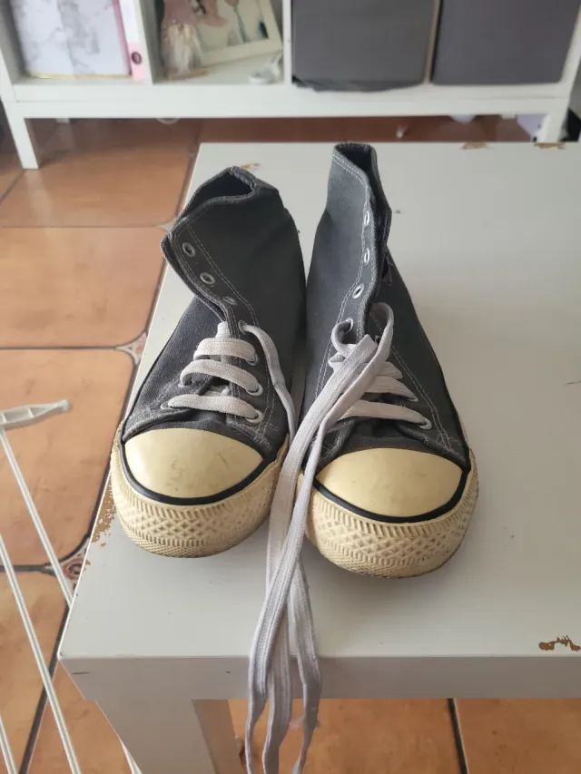Zapatillas grises altas