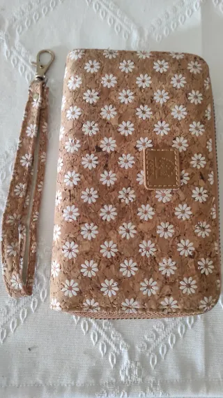 Monedero de corcho con flores blancas