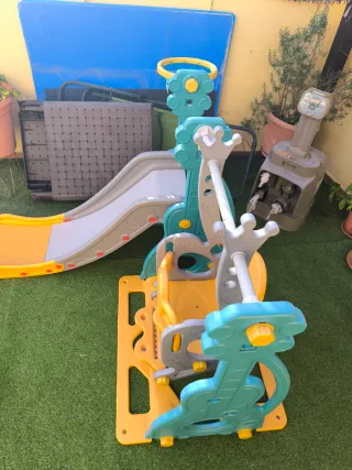 Columpio y tobogán infantil