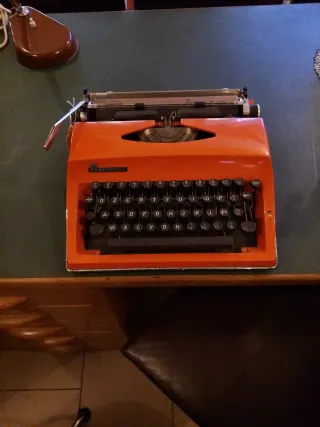 Macchina da scrivere Adler Contessa Arancione