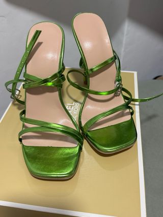 Sandalias verdes y doradas