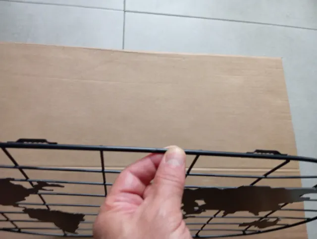 Mural metálico del mundo decorativo negro.