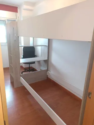 Litera con escritorio y estanterías