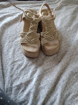 Sandalias cuña beige trenzadas