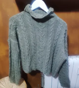 Jersey de lana trenzado cuello alto