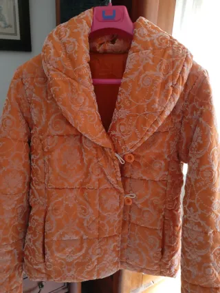Chaqueta acolchada naranja con estampado