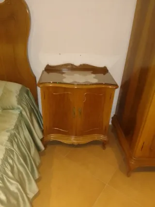 Letto vintage 135 cm x 180 cm.
2 comodini