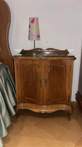 Letto vintage 135 cm x 180 cm.
2 comodini
