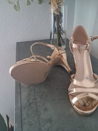 Zapatos de tacón dorados talla 39