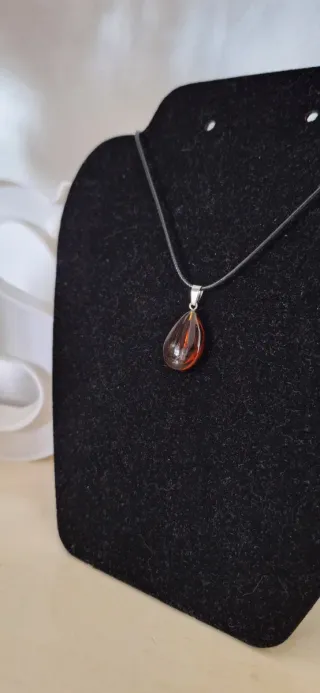 Collana con ciondolo a goccia ambra
