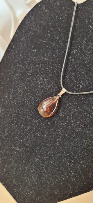 Collana con ciondolo a goccia ambra