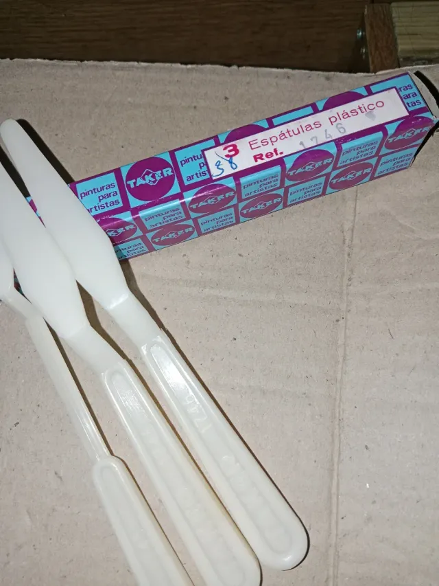 3 espátulas de plástico y cuadro taker años 40-50