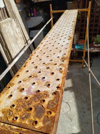 Andamio metálico amarillo