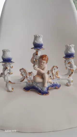 Portacandele in porcellana con putto
