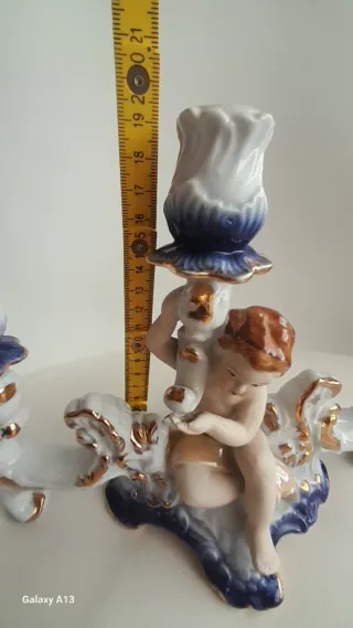 Portacandele in porcellana con putto
