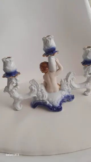 Portacandele in porcellana con putto