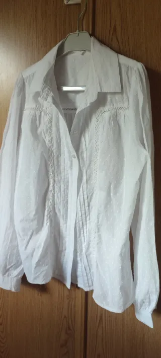 Blusa blanca con detalles de encaje