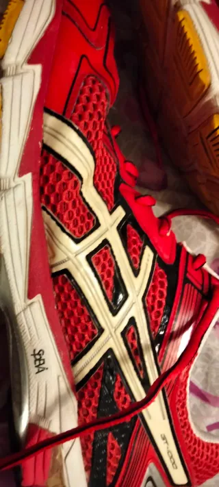 Zapatillas Asics Negras y Rojas