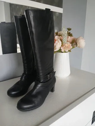 Botas altas de piel negras