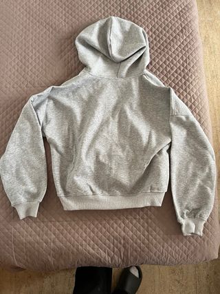 Chaqueta con cremallera y capucha