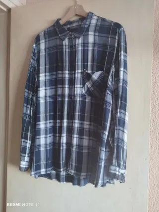 Camisa de cuadros azul y blanco