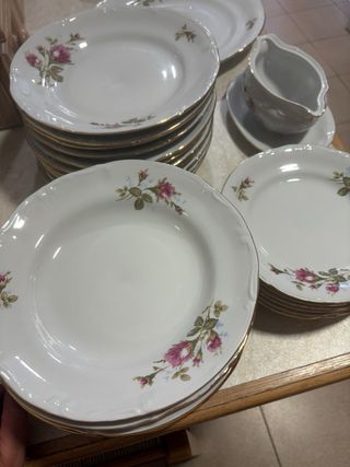 Vajilla de porcelana con borde dorado