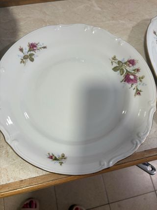 Vajilla de porcelana con borde dorado