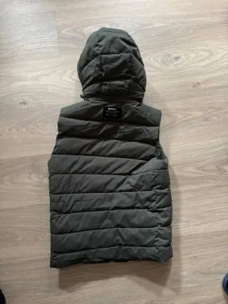 Chaleco Ecoalf impermeable verde oliva