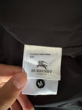 Abrigo Burberry Negro con Capucha
Talla M