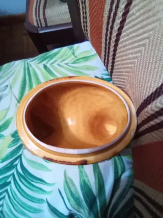 Portauova di gallina in ceramica in stile portoghese.