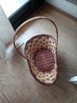 Cesta mimbre artesanal con asa