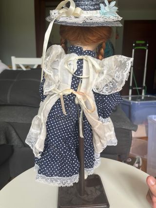 Muñeca de porcelana pelirroja