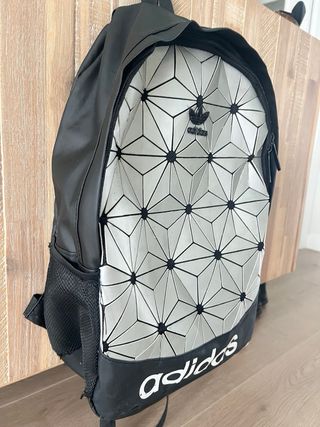 Mochila Adidas geométrica