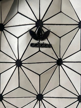 Mochila Adidas geométrica