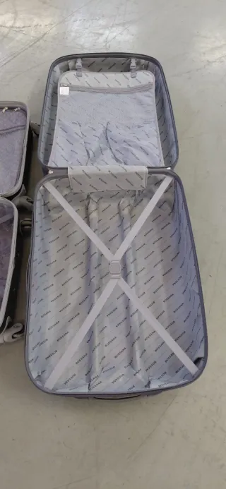 Maletas rigidas de viaje gris y plateada.