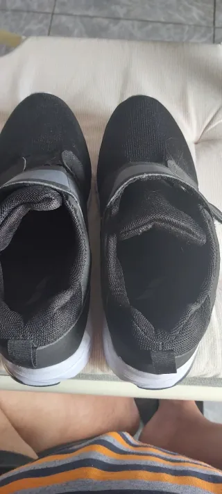 Zapatillas deportivas negras y blancas